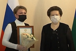 Губернатор Югры Наталья Комарова вручила жителям Ханты-Мансийска Федеральные награды