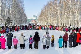 Ханты-мансийские семьи посетили игровую программу "Масленица-краса - русская душа"